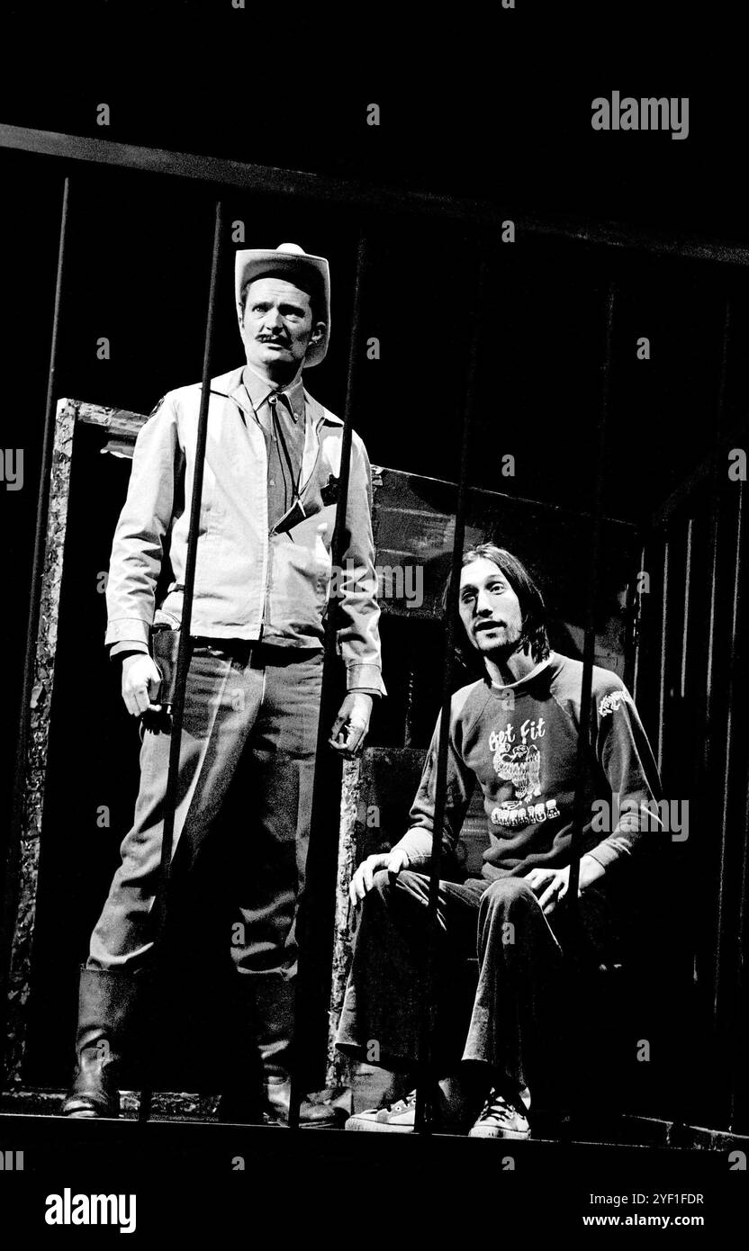 l-r: James Broadbent (Sherrif Jim Cartwright di Mad Dog, Texas), Chris Langham (George Dorn) in ILLUMINATUS! Di Robert Shea e Robert Anton Wilson al Cottesloe Theatre, National Theatre (NT), Londra SE1 04/03/1977 a Science Fiction Theatre of Liverpool scenografia di produzione: Bill Drummond costumi: Sue Foster illuminazione: Mike Hirst regista: Ken Campbell Foto Stock