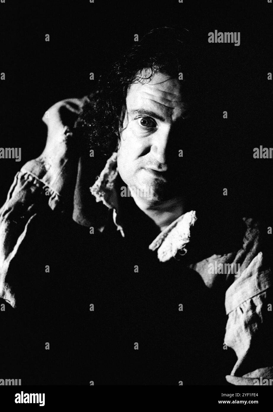 Jim Broadbent (John Arscott) in OUR COUNTRY'S GOOD by Timberlake Wertenbaker al Royal Court Theatre, Londra SW1 09/09/1988 basato su "The Playmaker" di Thomas Keneally design: Peter Hartwell illuminazione: Jenny cane regista: Max Stafford-Clark Foto Stock