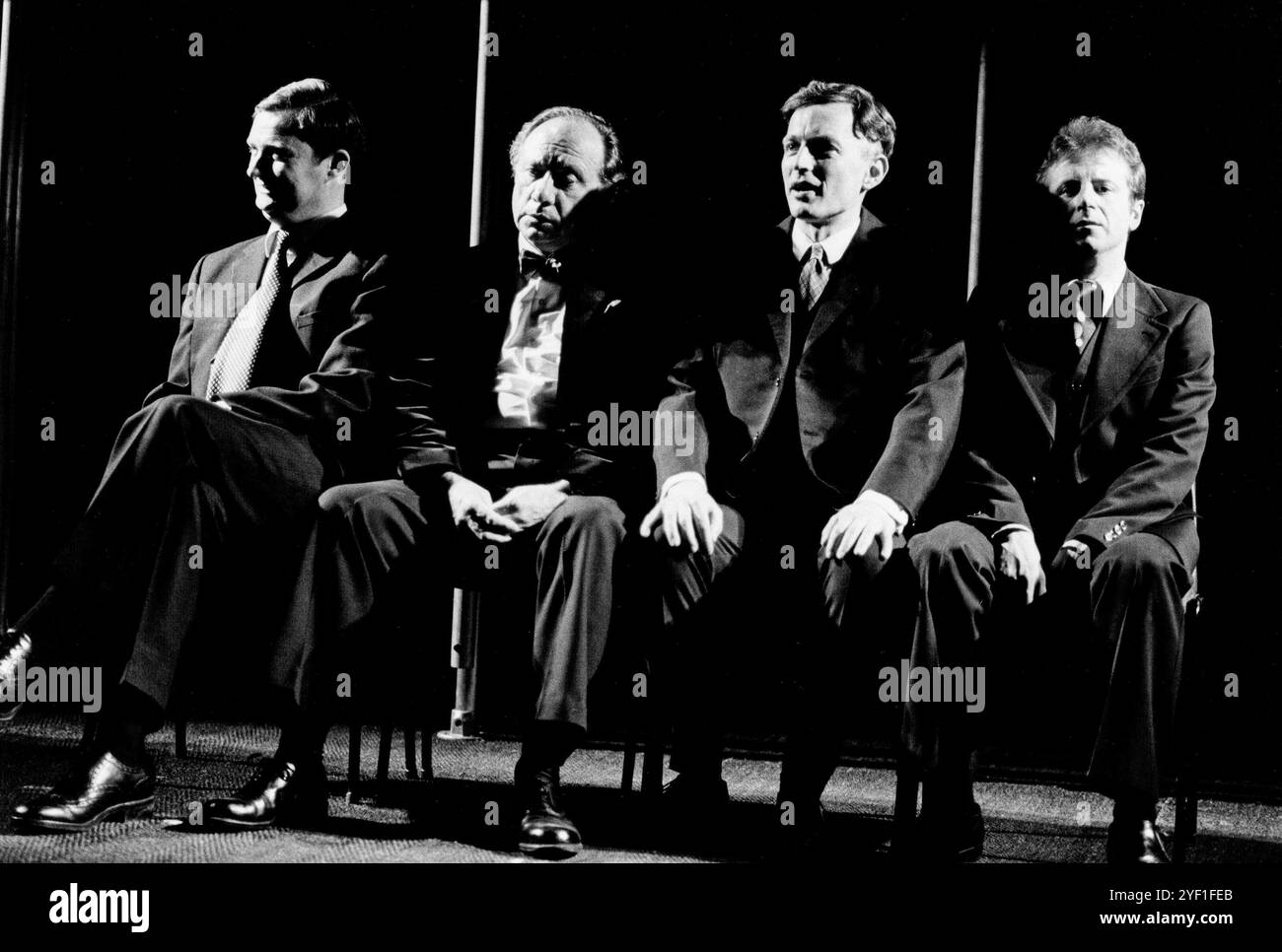 l-r: Jim Broadbent (Austin Donohue), Bert Parnaby (Bede Connor), Andrew Jarvis (John Edwards), David Whitaker (Geordie Hurst) in OUR FRIENDS in THE NORTH di Peter Flannery alla Royal Shakespeare Company (RSC), The Other Place, Stratford-upon-Avon, Inghilterra 02/02/1982 design: Ultz lighting: Leo Leibovici Fights: Nels Henum Director: John Caird Foto Stock