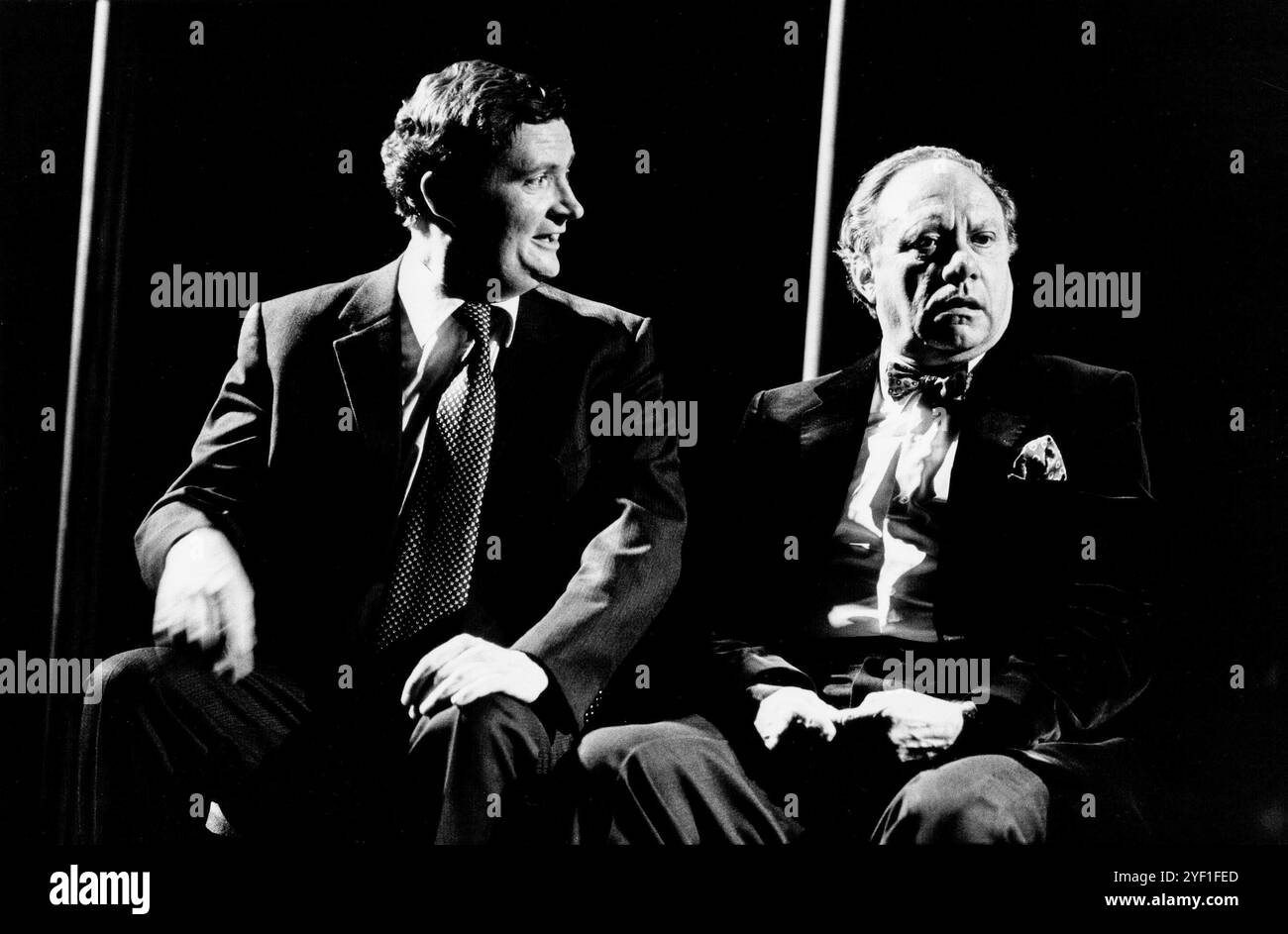 l-r: Jim Broadbent (Austin Donohue), Bert Parnaby (Bede Connor) in OUR FRIENDS in THE NORTH di Peter Flannery alla Royal Shakespeare Company (RSC), The Other Place, Stratford-upon-Avon, Inghilterra 02/02/1982 design: Ultz lighting: Leo Leibovici Fights: Nels Henum Director: John Caird Foto Stock