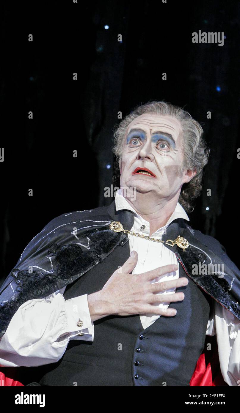 Jim Broadbent (Edward Lionheart) in THEATER OF BLOOD di Lee Simpson & Phelim McDermott al Lyttelton Theatre, National Theatre (NT), Londra SE1 19/05/2005 basato sulla musica cinematografica MGM: Joby Talbot design: Rae Smith illuminazione: Colin Grenfell illusionista: Paul Kieve regista: Phelim McDermott Foto Stock