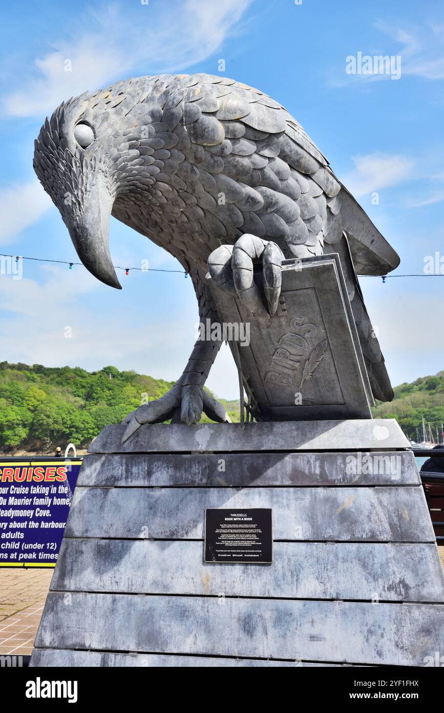 Torre con una scultura in metallo di padre e figlio degli scultori Gary e Thomas Thrussell, sulla banchina di Fowey, Cornovaglia. Foto Stock