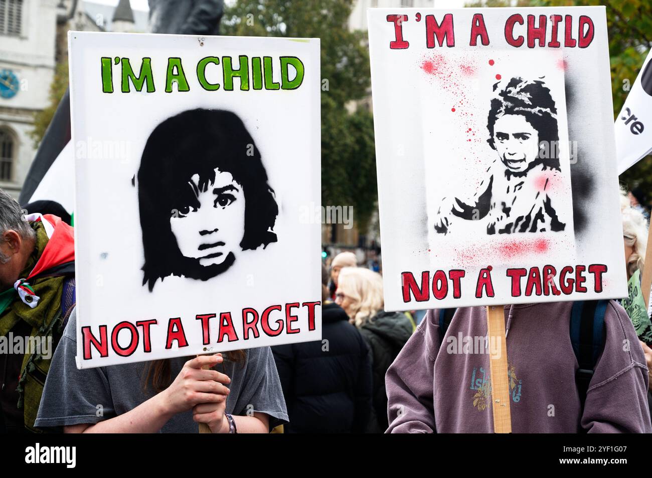 Il 2 novembre 2024 migliaia di persone si sono incontrate a Whitehall per marciare verso l'ambasciata americana a sostegno della Palestina, chiedendo un cessate il fuoco e la fine Foto Stock