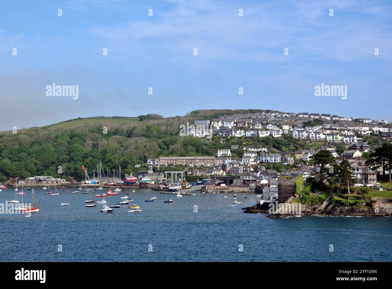Vista sull'estuario Fowey verso Polruan, Cornovaglia. Foto Stock