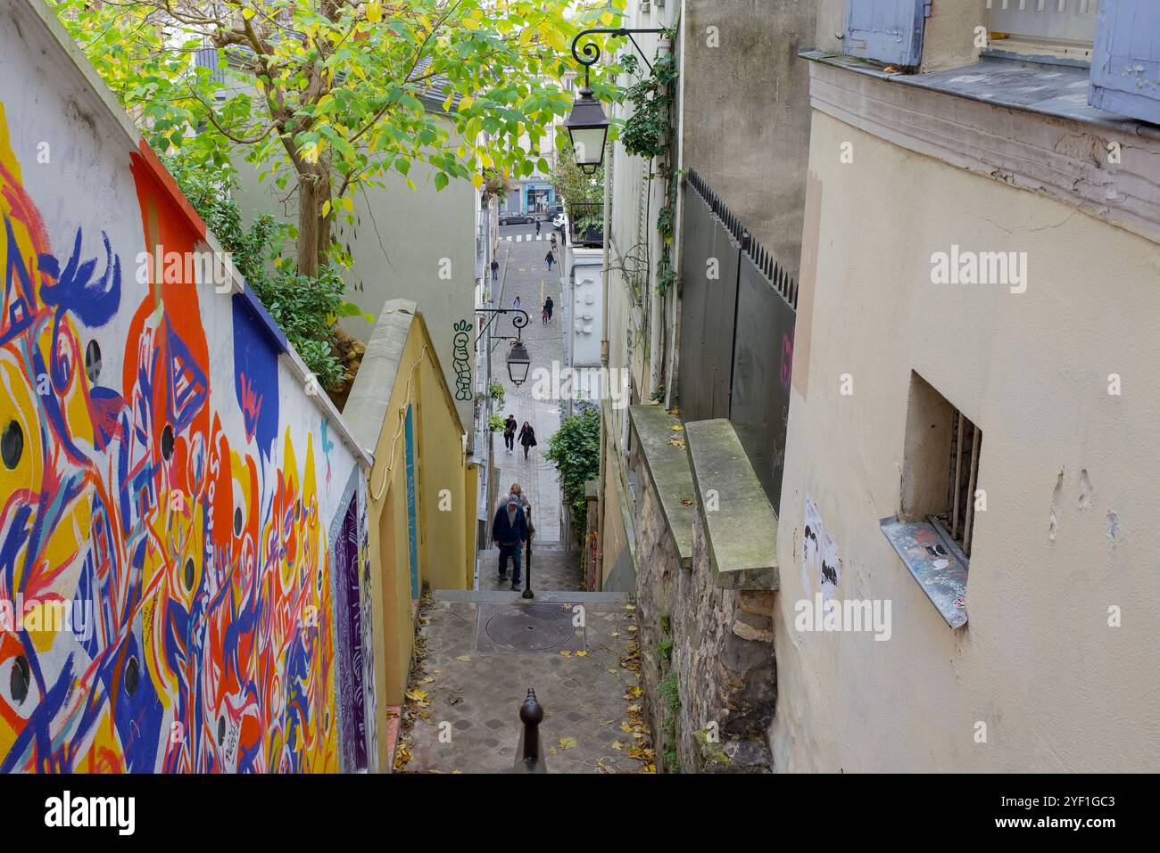 Parigi, Francia 10.31.202 Un grazioso vicolo con gradini a Montmartre, nel 18° arrondissement di Parigi Foto Stock