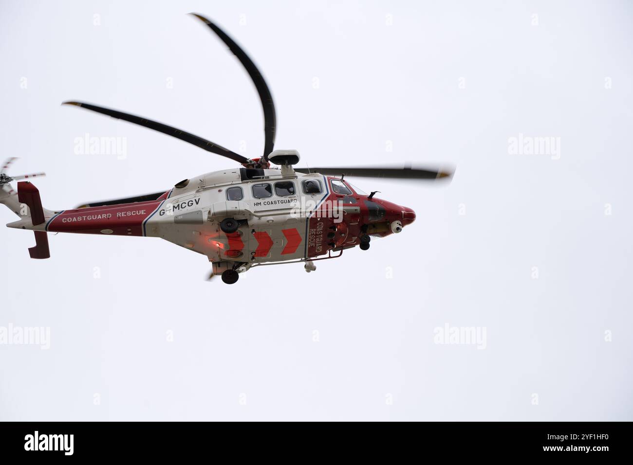 Elicottero della guardia costiera G-MCGV (Leonardo AW189 ) in servizio in volo nel cielo vicino alla zona faro di Beachy Head, Inghilterra meridionale Regno Unito Foto Stock
