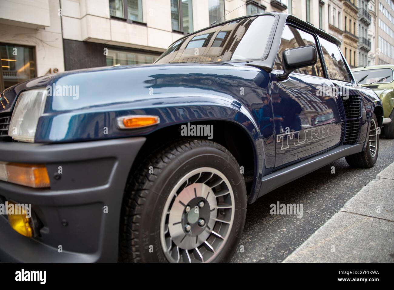Londra, Regno Unito, 2 novembre 2024 migliaia di appassionati di motori partecipano allo spettacolo inaugurale di St James's Motoring che si tiene a Pall Mall, nel centro di Londra. Organizzato dal Royal Automobile Club come successore del St James's International Concours, questo nuovo evento mira a diventare il più grande e prestigioso raduno di veicoli a motore classici e veterani. Con il Consiglio di Westminster che concede il permesso per la chiusura di strade a St James’s e nelle aree circostanti, ci si aspetta che migliaia di persone parteciperanno all’evento di un giorno. Crediti: James Willoughby/ALAMY Live News Foto Stock