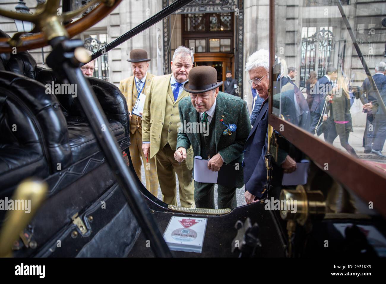 Londra, Regno Unito, 2 novembre 2024 migliaia di appassionati di motori partecipano allo spettacolo inaugurale di St James's Motoring che si tiene a Pall Mall, nel centro di Londra. Organizzato dal Royal Automobile Club come successore del St James's International Concours, questo nuovo evento mira a diventare il più grande e prestigioso raduno di veicoli a motore classici e veterani. Con il Consiglio di Westminster che concede il permesso per la chiusura di strade a St James’s e nelle aree circostanti, ci si aspetta che migliaia di persone parteciperanno all’evento di un giorno. Crediti: James Willoughby/ALAMY Live News Foto Stock