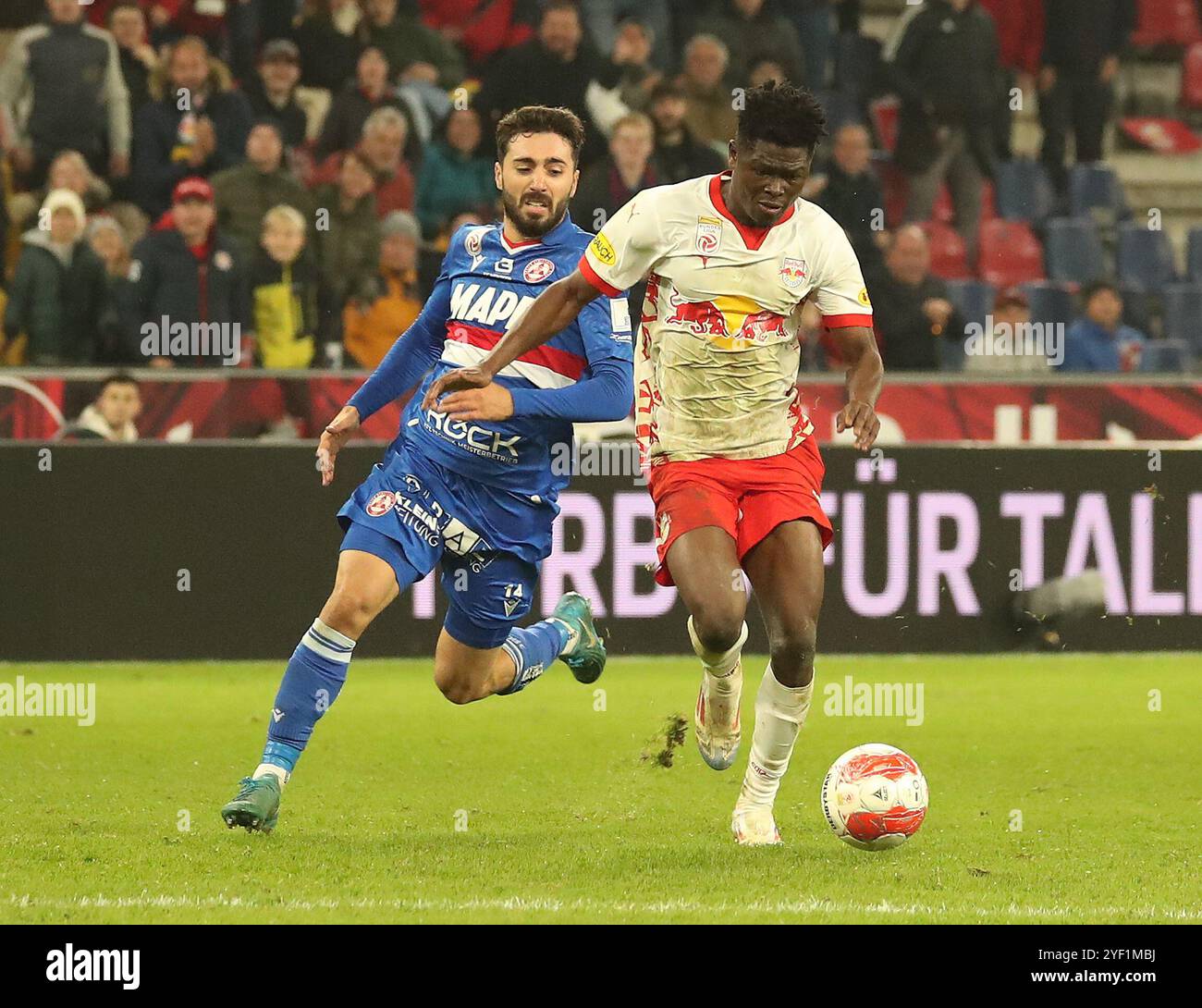 ABD0114 20241102 - SALISBURGO - Österreich: Jacob Michael Italiano (Grazer AK/li) gegen Karim Konate (FC Red Bull Salzburg/re) am Samstag, 2.novembre 2024, im Rahmen der Admiral Bundesliga-Begegnung FC Red Bull Salzburg - GAK 1902 a Salisburgo. - FOTO: APA/KRUGFOTO - 20241102 PD9078 credito: APA-PictureDesk/Alamy Live News Foto Stock