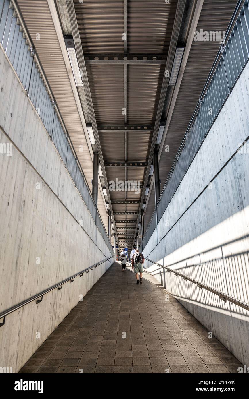 Passaggio pedonale per il binario della stazione ferroviaria di Spiez, Svizzera Foto Stock