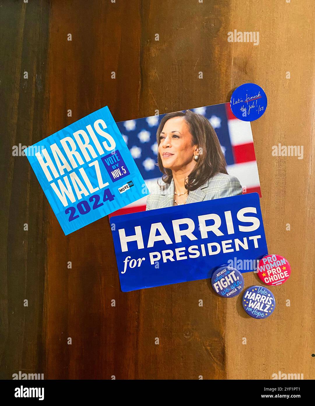 Un collage di bottoni e manifesti della campagna Harris Walz, elezioni presidenziali degli Stati Uniti novembre 2024. Foto Stock