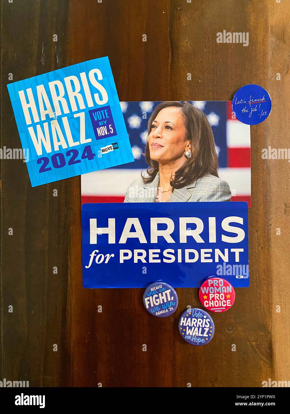 Un collage di bottoni e manifesti della campagna Harris Walz, elezioni presidenziali degli Stati Uniti novembre 2024. - Immagine stock catturata con smartphone