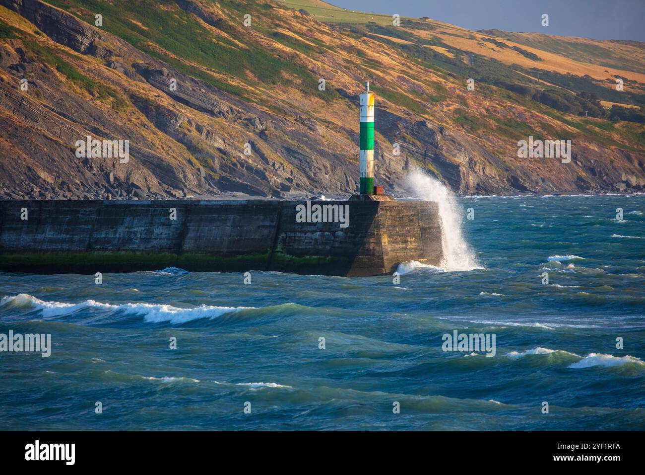 Onde che si infrangono nel porto di Aberystwyth. Galles occidentale, Regno Unito. Foto Stock