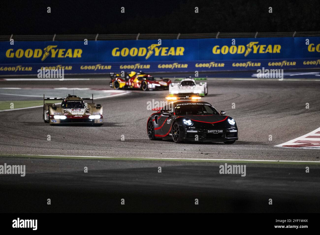 Safety car durante le 8 ore 2024 del Bahrein, ottavo round del Campionato Mondiale Endurance FIA 2024, dal 31 ottobre al 2 novembre 2024 sul circuito Internazionale del Bahrain a Sakhir, in Bahrein Foto Stock