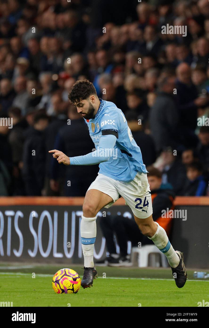 Vitality Stadium, Boscombe, Dorset, Regno Unito. 2 novembre 2024. Premier League Football, AFC Bournemouth contro il Manchester City; Gvardiol of Man City sul pallone credito: Action Plus Sports/Alamy Live News Foto Stock