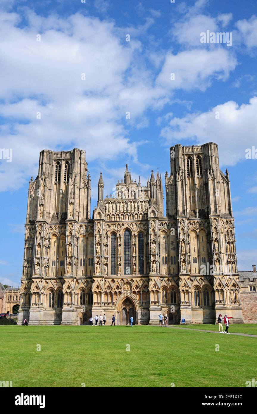 Il fronte occidentale della cattedrale di Wells. Foto Stock