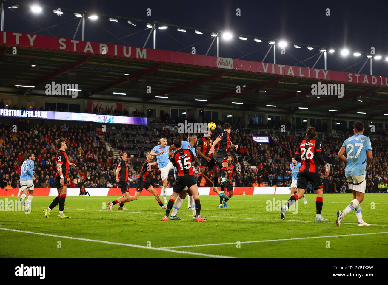 Vitality Stadium, Boscombe, Dorset, Regno Unito. 2 novembre 2024. Premier League Football, AFC Bournemouth contro il Manchester City; Semenyo di Bournemouth svuota con un titolo Credit: Action Plus Sports/Alamy Live News Foto Stock