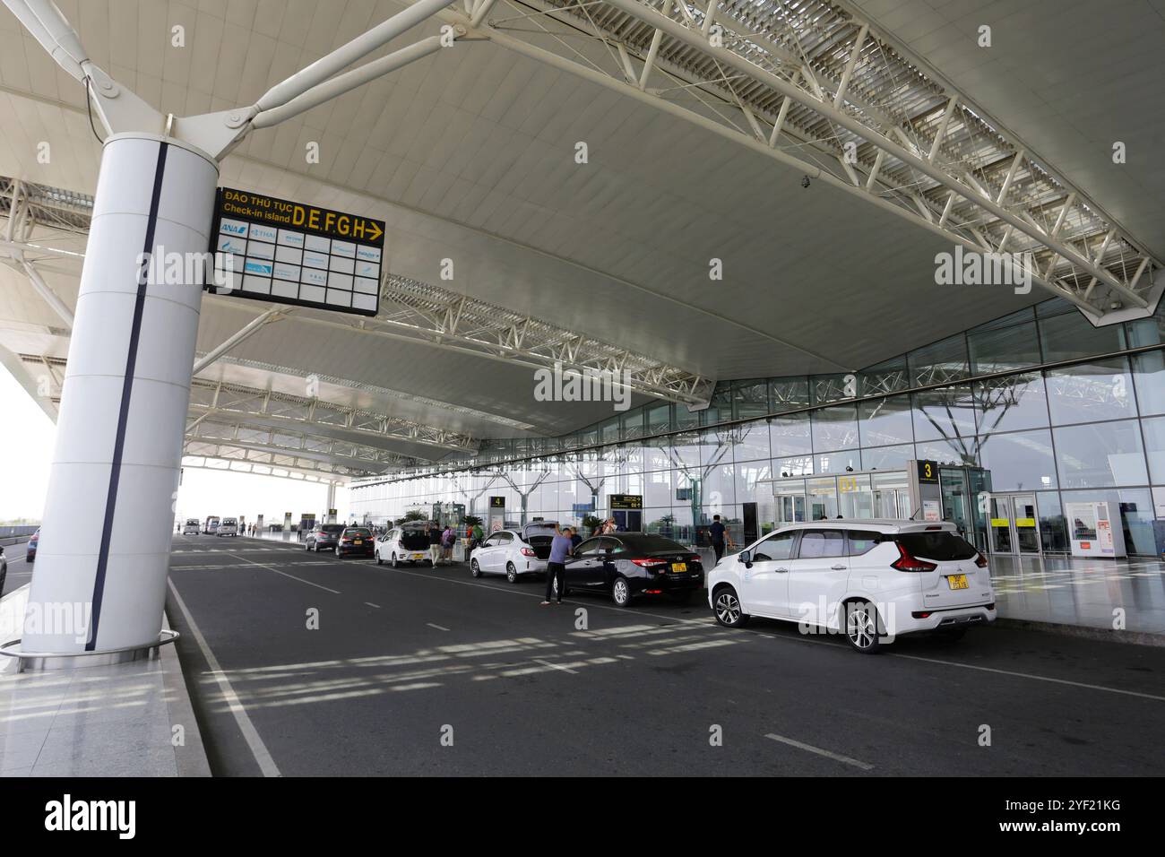 Hanoi, Vietnam - 26 luglio 2023: Vista panoramica dell'aeroporto internazionale di noi Bai, HAN, ingresso al terminal delle partenze e degli arrivi. Foto Stock