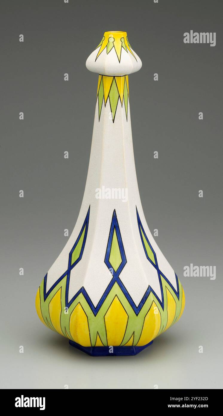 Vaso, della serie 'Fennia'. Arabia Porcelain Factory, Helsinki, Finlandia. Attribuito a Gesellius, Lindgren e Saarinen. c. 1902. Foto Stock