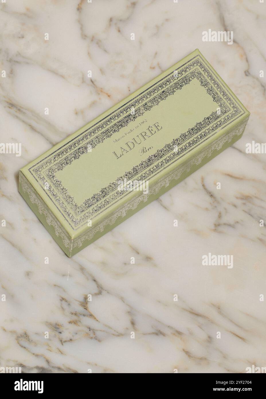 Scatola di macaron verde Maison Laduree Paris su tavolo in marmo bianco Foto Stock