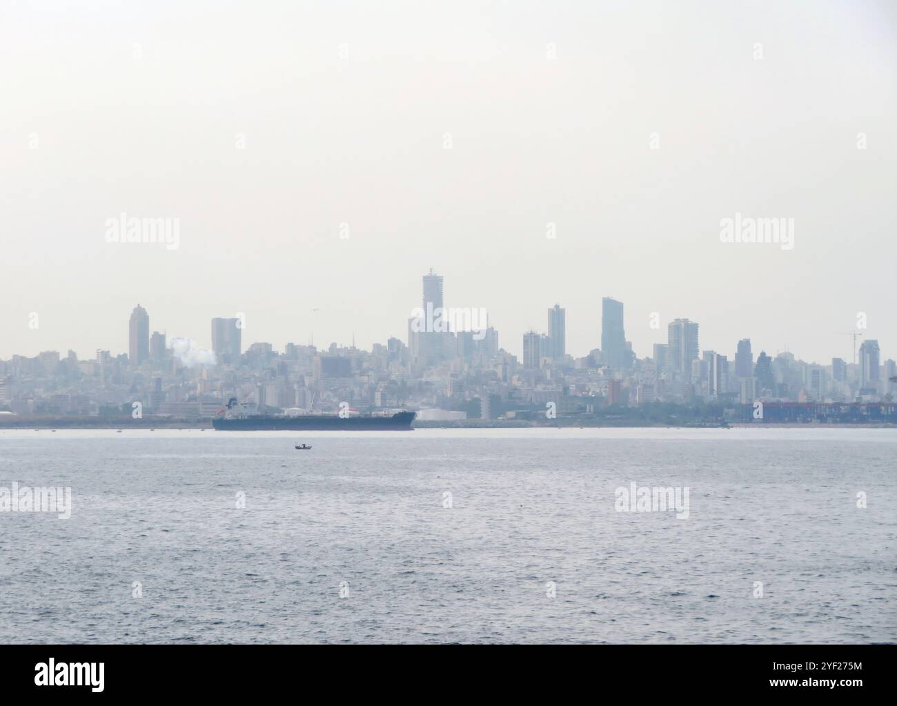 Beirut, Libano. 2 novembre 2024. Skyline di Beirut, Libano, 2 novembre 2024 2024. (Foto di Elisa Gestri/Sipa USA) credito: SIPA USA/Alamy Live News Foto Stock