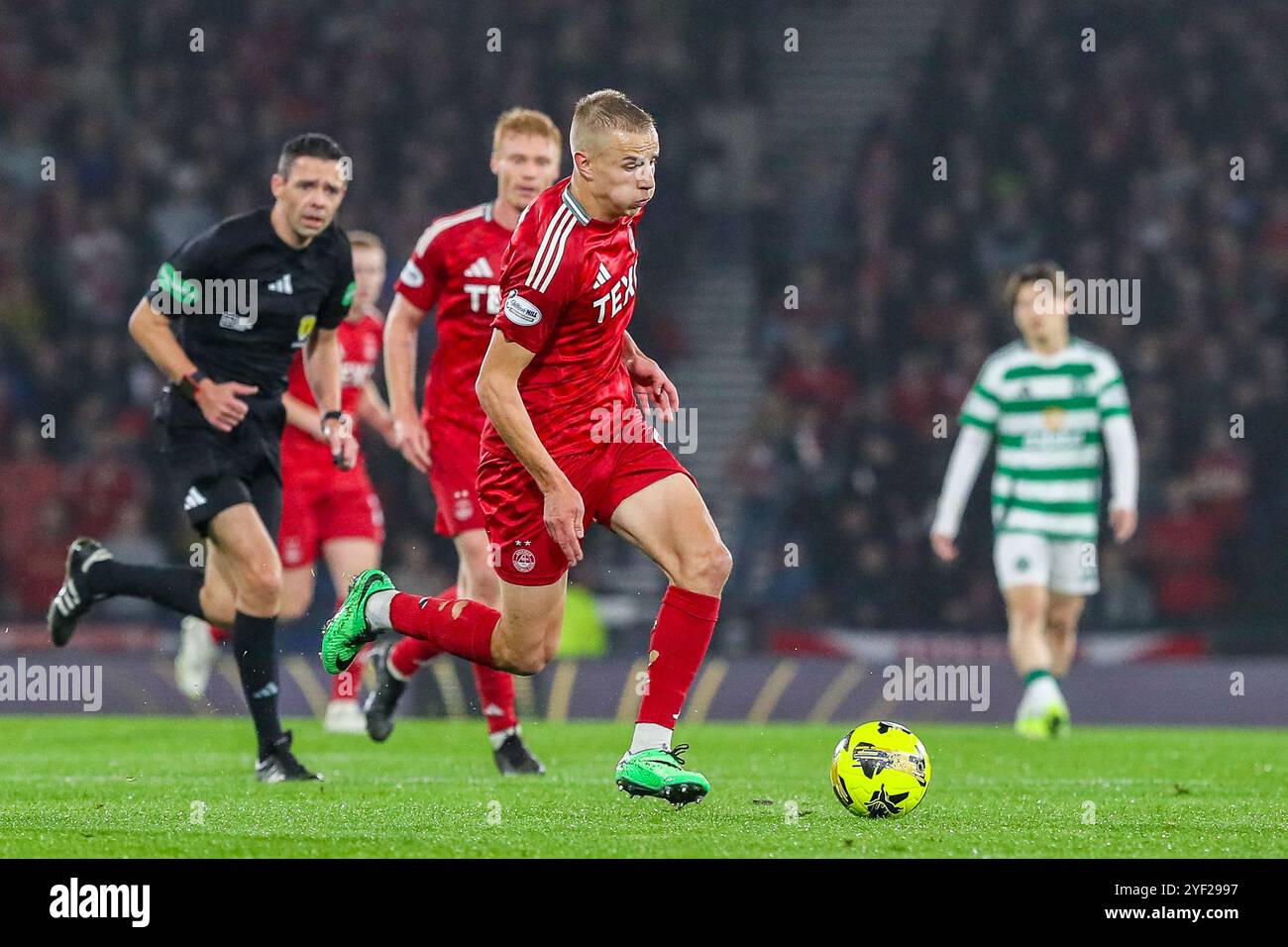 Glasgow, Regno Unito. 2 novembre 2024. La prima delle semifinali della Premier Sports Cup tra Celtic FC e Aberdeen FC waas si è svolta a Hampden Park, Glasgow, Scozia, Regno Unito. Il punteggio finale è stato il Celtic 6-0 Aberdeen. Celtic va in finale. I gol sono stati segnati da C. Carter-Vickers (29')goal 29 minuti, K. Furuhashi (32')goal 32 minuti, D. Maeda (40', 49', 85')goal 40 minuti, goal 49 minuti, obiettivo 85 minuti N. Kuhn (59') crediti: Findlay/Alamy Live News Foto Stock