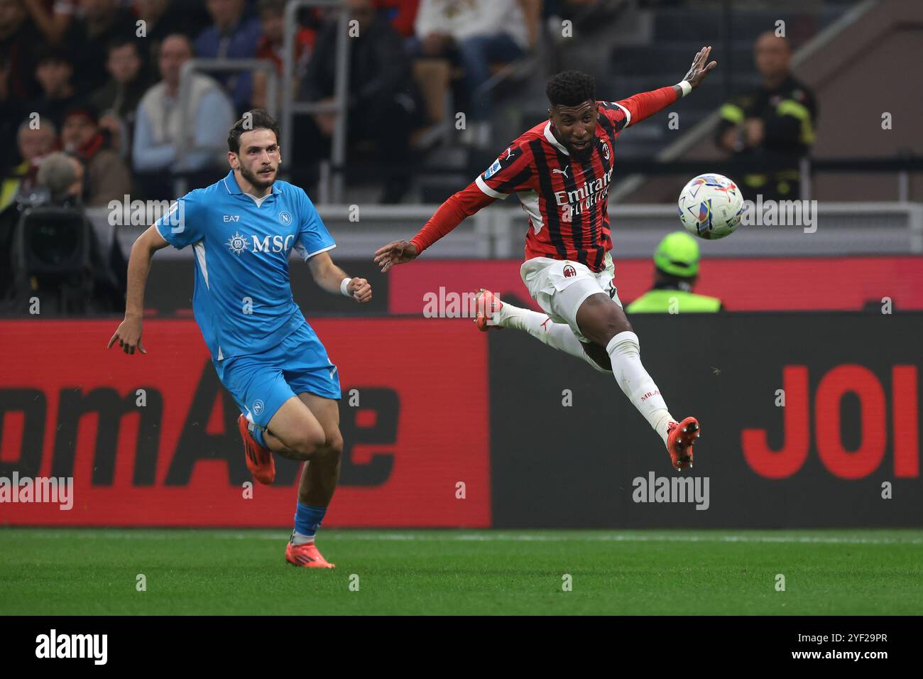 Milano, Italia. 29 ottobre 2024. Emerson Royal dell'AC Milan torna al portiere Mike Maignan, inseguito da Khvicha Kvaratskhelia del Napoli durante la partita di serie A al Giuseppe Meazza, Milan. Il credito per immagini dovrebbe essere: Jonathan Moscrop/Sportimage Credit: Sportimage Ltd/Alamy Live News Foto Stock