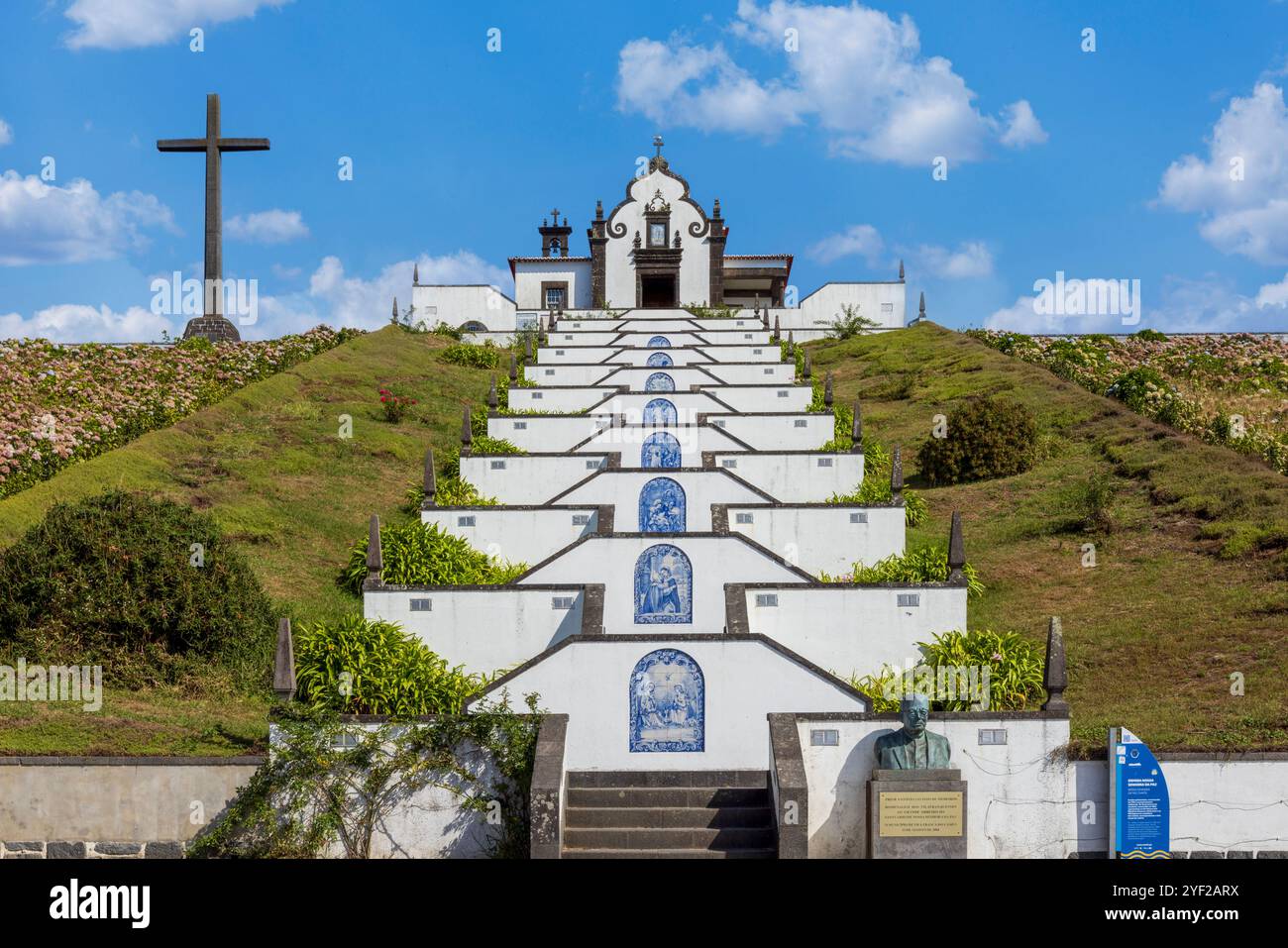 L'Ermida de Nossa Senhora da Paz è un'affascinante cappella arroccata su una collina sull'isola di São Miguel nelle Azzorre, che offre splendide viste panoramiche Foto Stock