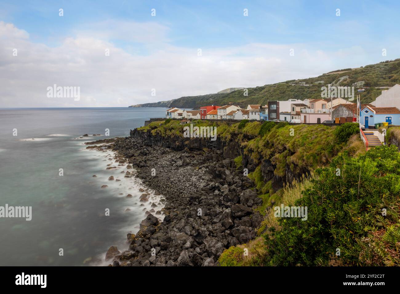 La città costiera di Maia vanta non solo strade pittoresche e la tradizionale architettura delle Azzorre, ma anche piscine di roccia vulcanica scolpite dal relentle Foto Stock