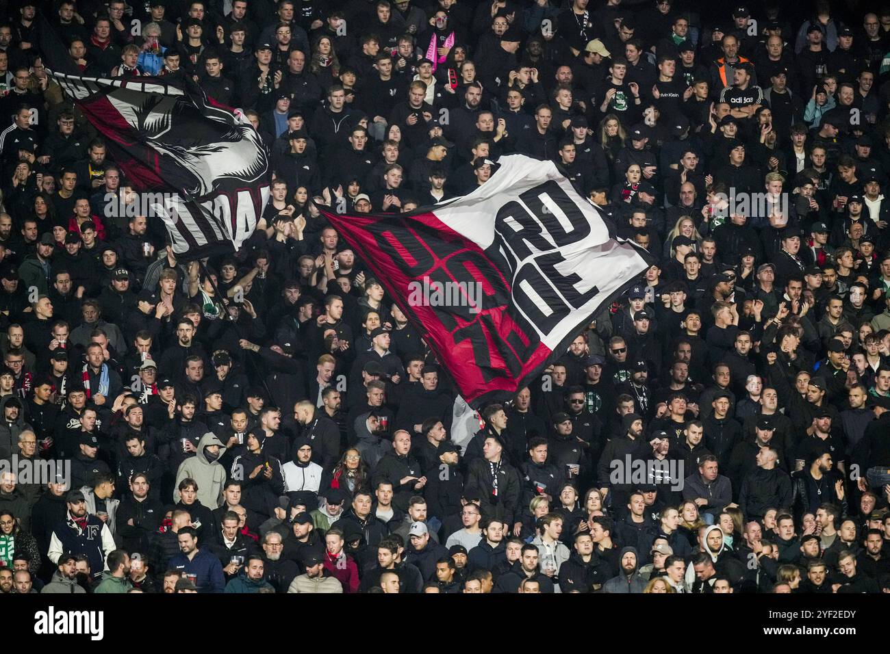 Rotterdam, Paesi Bassi. 2 novembre 2024. Rotterdam - tifosi del Feyenoord durante l'undicesimo round della stagione Eredivisie 2024/2025. La partita è ambientata tra il Feyenoord e l'AZ allo Stadion Feijenoord De Kuip il 2 novembre 2024 a Rotterdam, nei Paesi Bassi. Credito: Foto Box to Box/Alamy Live News Foto Stock