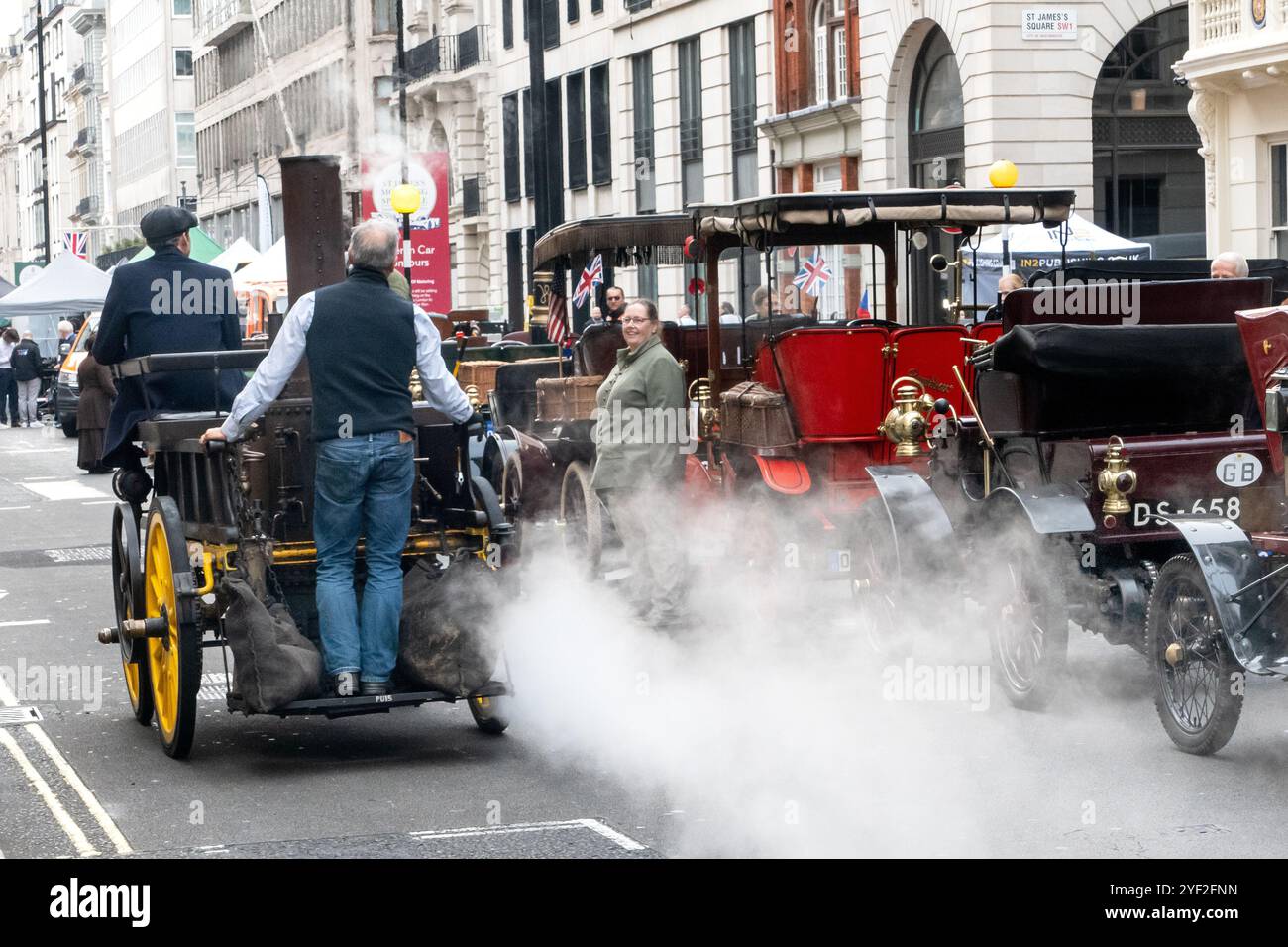 1896 Salvesen Steam car guidata da Rowan Atkinson allo spettacolo automobilistico di St James del 2024 a Pall Mall Londra Regno Unito Foto Stock