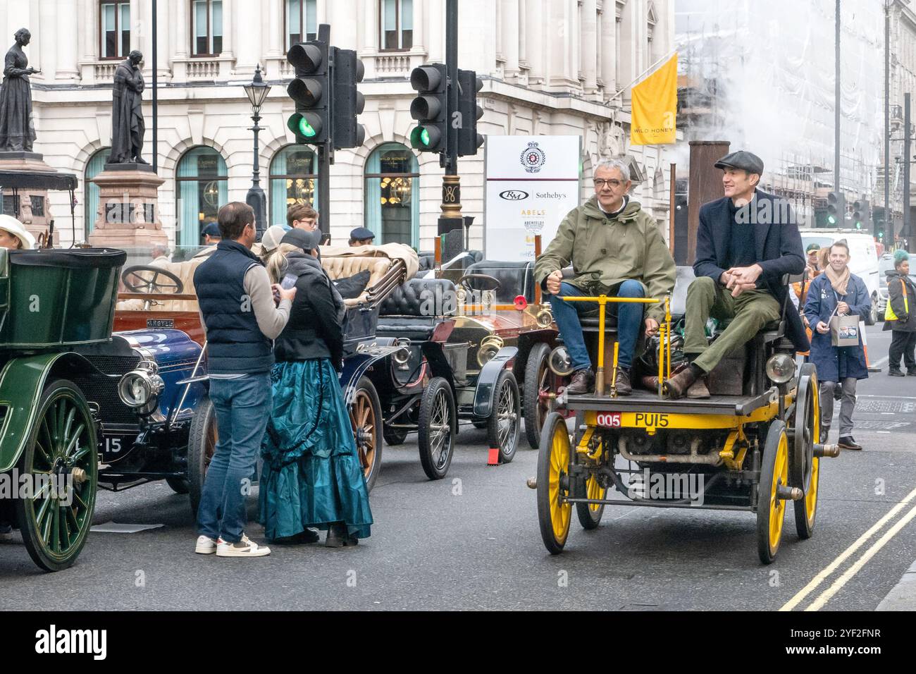 1896 Salvesen Steam car guidata da Rowan Atkinson allo spettacolo automobilistico di St James del 2024 a Pall Mall Londra Regno Unito Foto Stock