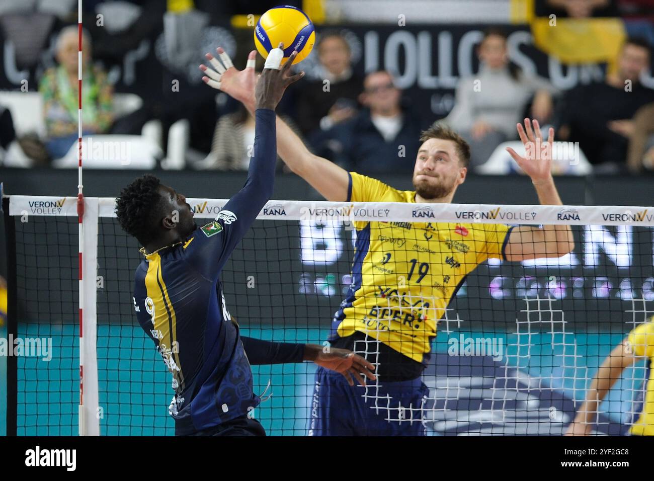 Durante la partita tra Rana Verona e Valsa Group Modena, stagione regolare del Campionato Italiano di pallavolo SuperLega 2024/2025, al Pala AGSM-AIM di Verona, in Italia, il 2 novembre 2024. Foto Stock