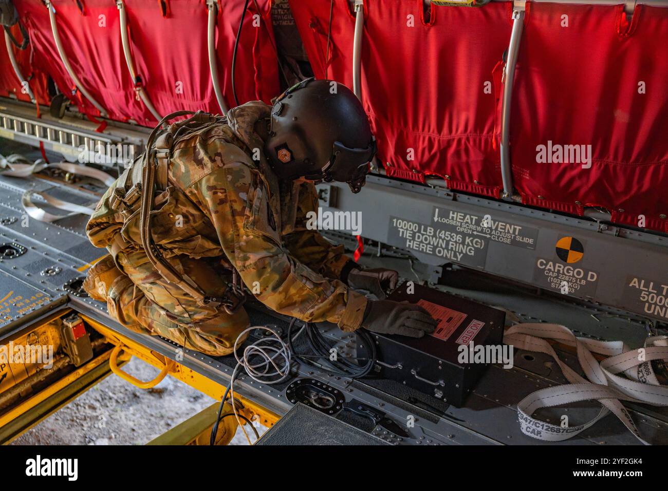 Frank Perrotti, un riparatore di elicotteri CH-47 assegnato al 1109th Theater Aviation Support Maintenance Group, configura un elicottero da trasporto CH-47F Chinook per utilizzare un secchio antincendio aereo, Berlin, Connecticut, 24 ottobre 2024. Perrottii sta allestendo una scatola relè, che trasferisce la potenza dall'aereo al sistema benna. (Foto U.S. Army del sergente Matthew Lucibello) Foto Stock