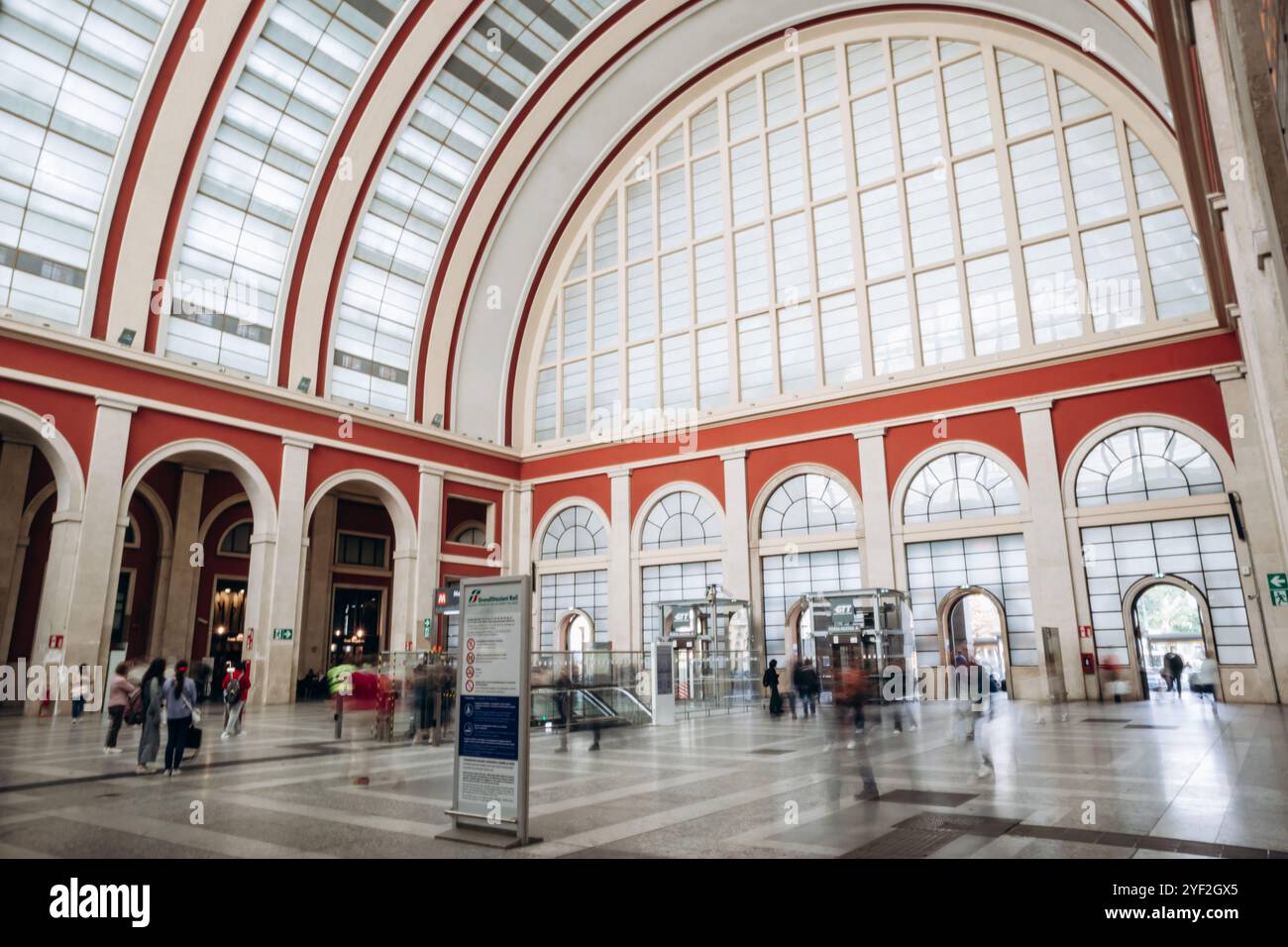 Torino, Italia - 6 ottobre 2024: Stazione ferroviaria di Torino porta nuova Foto Stock