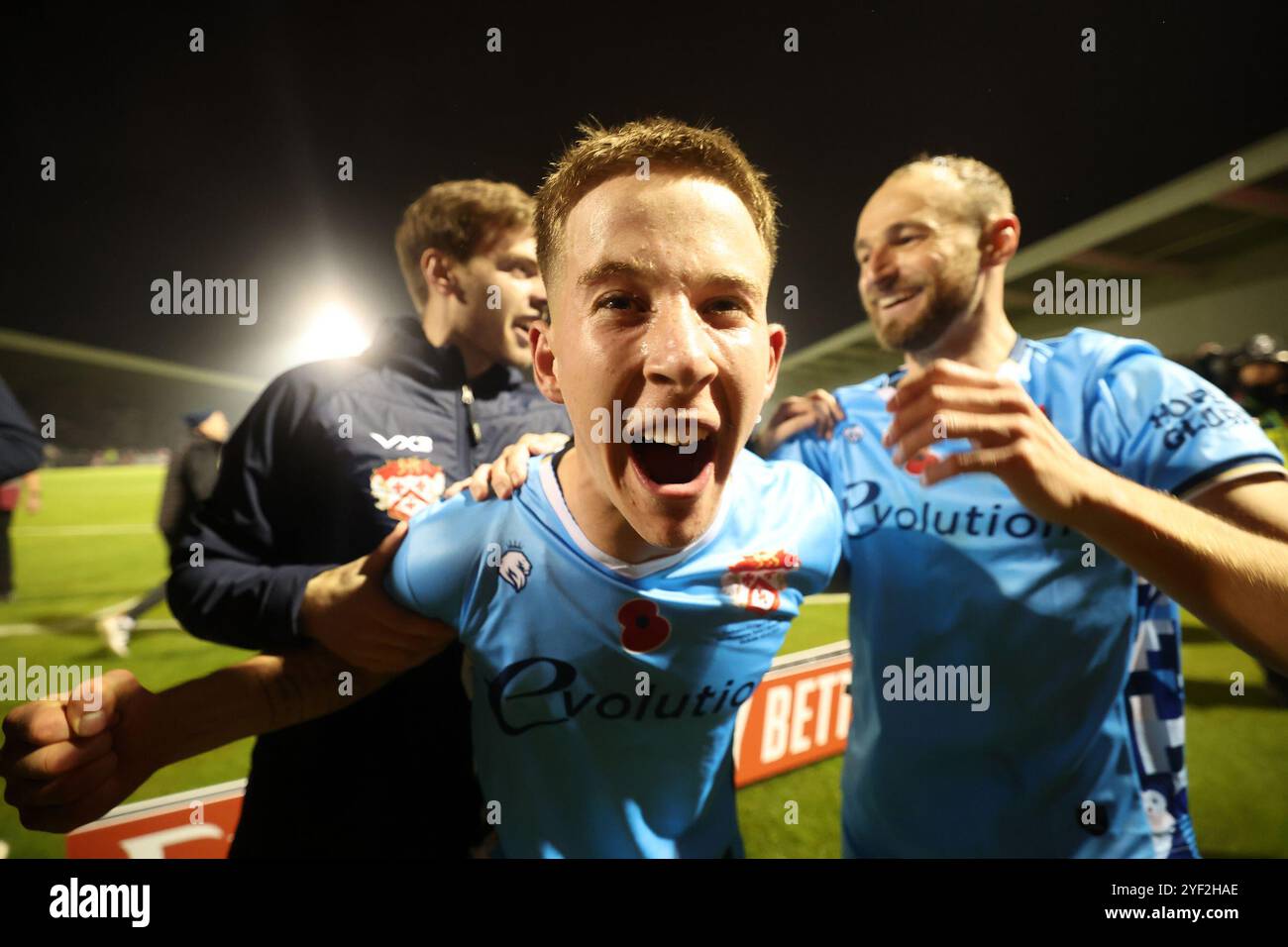 Luca Miller di Kettering Town celebra la vittoria della squadra nella partita del primo turno della Emirates fa Cup al Sixfields Stadium di Northampton. Data foto: Sabato 2 novembre 2024. Foto Stock