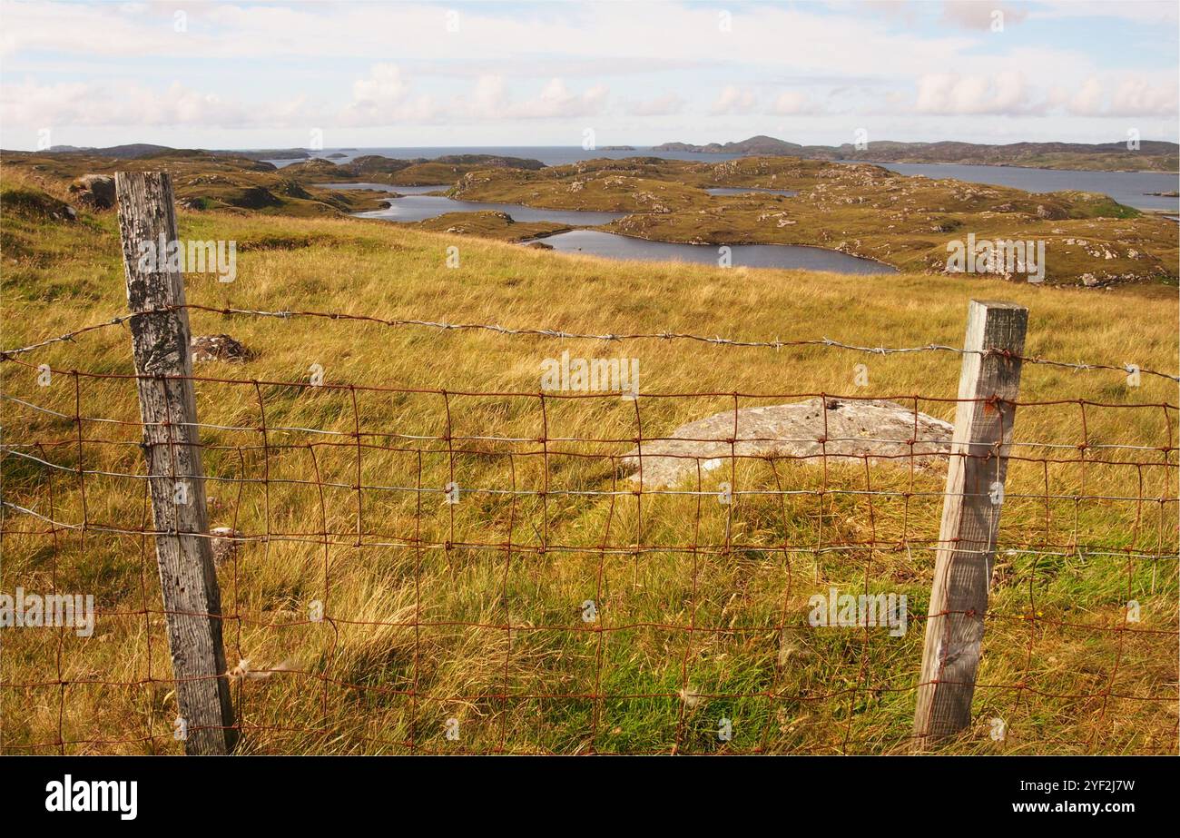 Una vista che si affaccia su Circebost per Loch Rog An Ear to Breascleit sull'Isola di Lewis, Scozia, Regno Unito, mostrando il desolato, selvaggio e aspro paesaggio Foto Stock