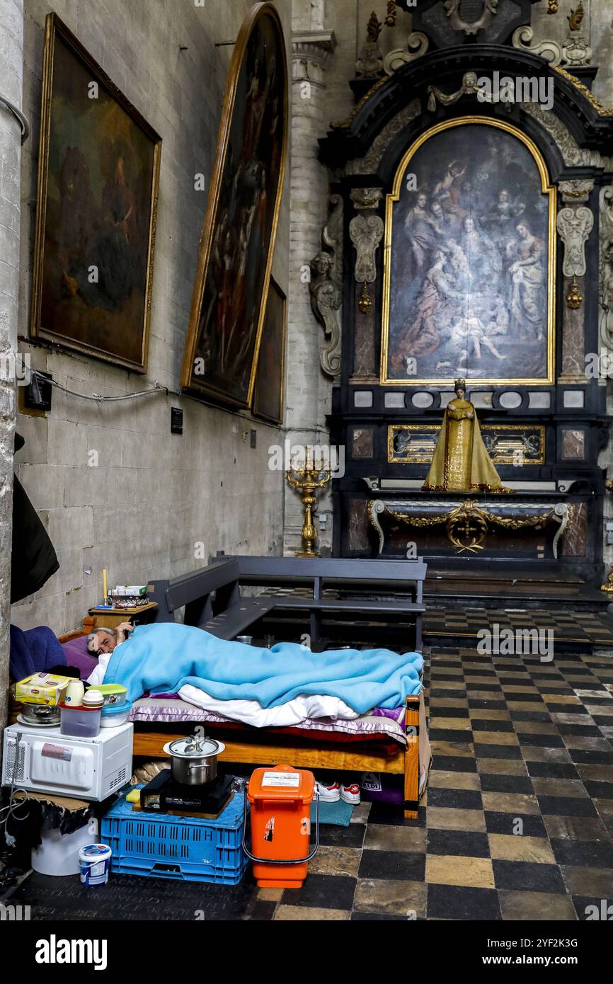 Senzatetto che dorme nella chiesa cattolica beghinage, Bruxelles, Belgio. Senzatetto che dorme nella chiesa cattolica beghinage, Bruxelles, Belgio 016811 006 Foto Stock