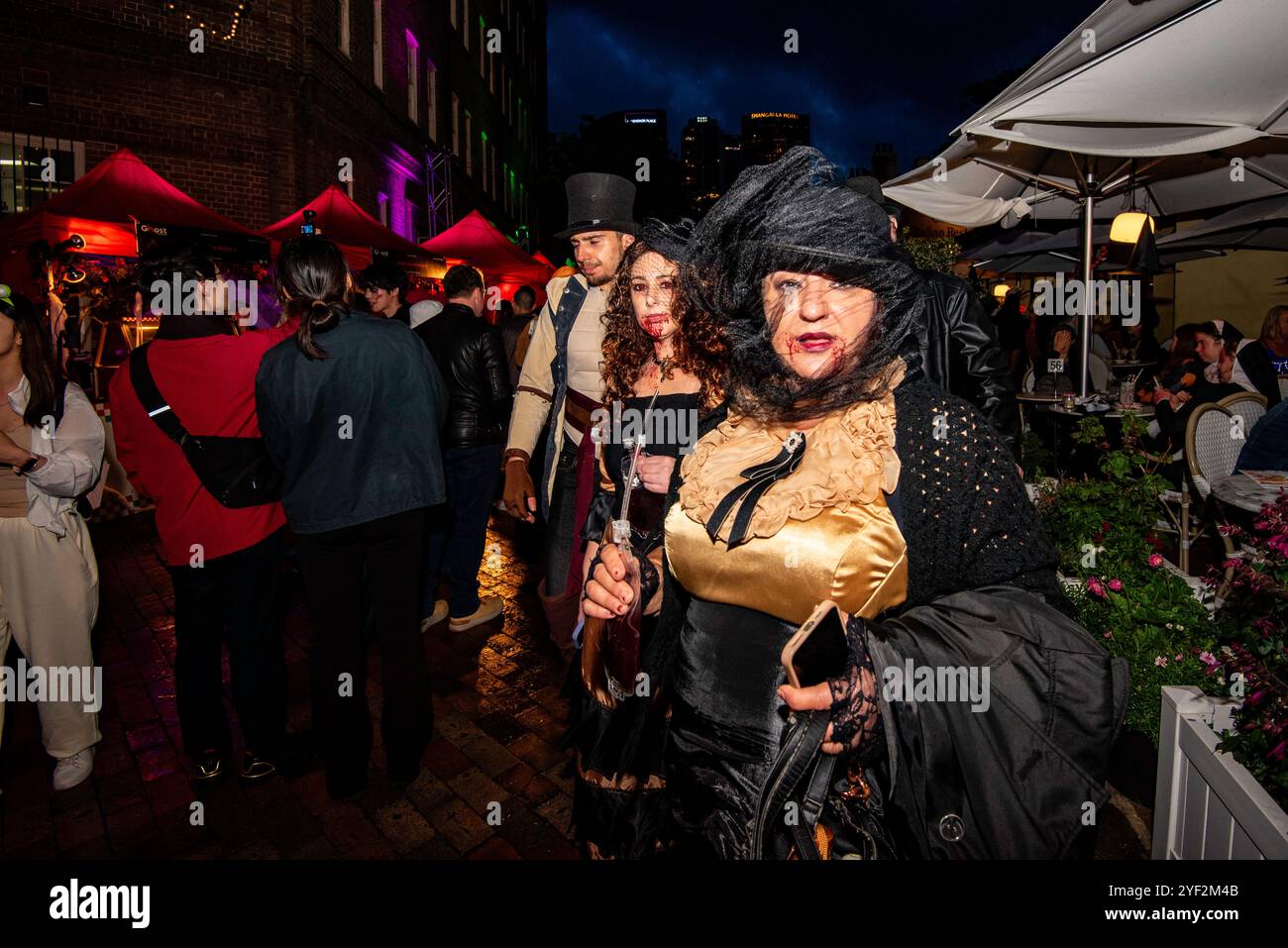 Sydney, Australia 2 novembre 2024: Appena menzionato 20 anni fa, Halloween in Australia è ora un grande evento celebrato da giovani e anziani. Secondo l'emittente nazionale ABC, 1 persona su 20 parteciperà e circa 450 milioni di dollari saranno spesi per abiti ed eventi. A Sydney, come parte dell'annuale Ghost Festival, si è svolta una sfilata di Halloween attraverso le strade più antiche della città nel distretto di Rocks, che ha attirato migliaia di partecipanti vestiti con tutti i tipi di abiti. Crediti: Stephen Dwyer / Alamy Live News Foto Stock