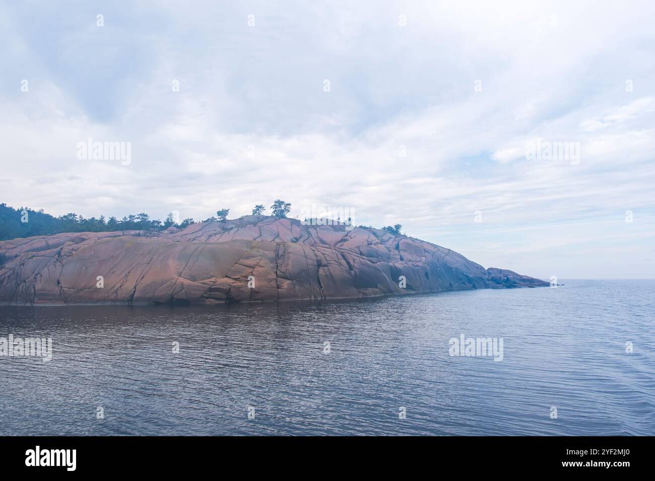 Scogliere di granito e costa della Blue Maiden (Bla Jungfrun), un'isola e parco nazionale nel nord di Kalmarsund tra Oskarshamn e Öland, Svezia. Foto Stock