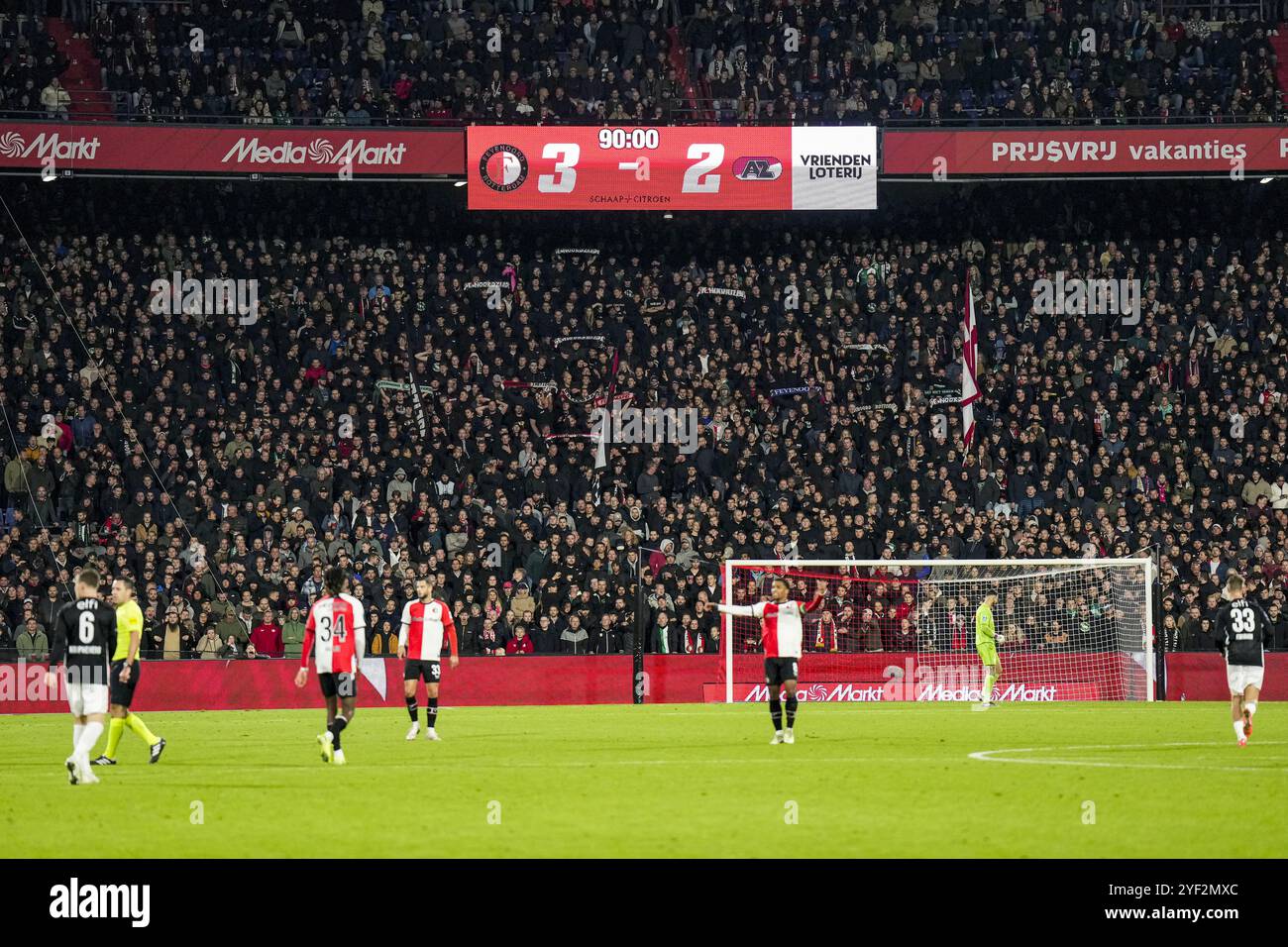 Rotterdam, Paesi Bassi. 2 novembre 2024. Rotterdam - il punteggio dell'undicesimo round della stagione Eredivisie 2024/2025. La partita è ambientata tra il Feyenoord e l'AZ allo Stadion Feijenoord De Kuip il 2 novembre 2024 a Rotterdam, nei Paesi Bassi. Credito: Foto Box to Box/Alamy Live News Foto Stock