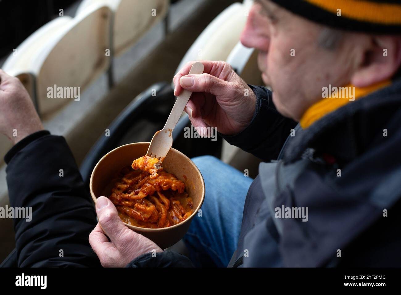 Kelvin Mawer, 71 anni, si infila nella sua scatola prima del calcio d'inizio. Kelvin sta andando a vedere Hull City da quando aveva sette anni e che non lo ha mancato Foto Stock
