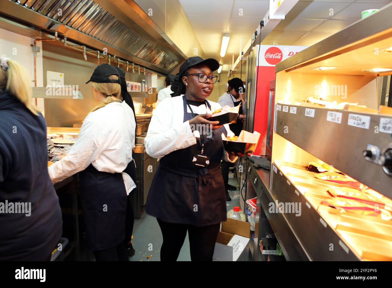 Il personale preparava il cibo nelle cucine della squadra di calcio di Hull City (nota come Hull City Tigers), dove il cibo di qualità viene servito dalle partite a piedi Foto Stock