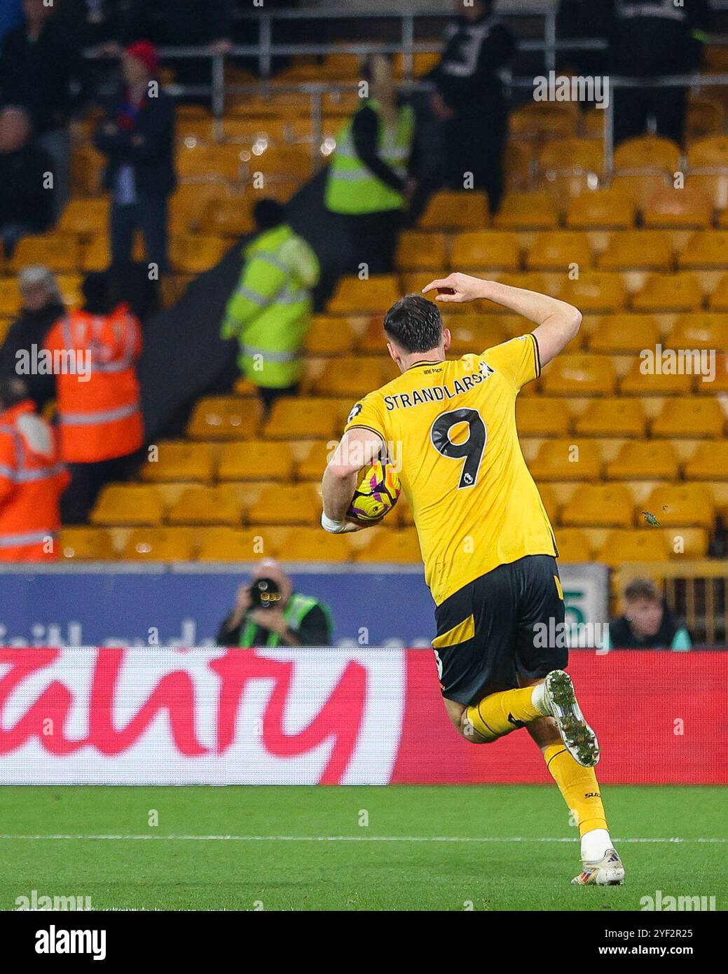 #9, Jörgen Strand Larsen dei Lupi celebra il suo gol mentre corre per riprendere la partita durante la partita di Premier League tra Wolverhampton Wanderers e Crystal Palace a Molineux, Wolverhampton, sabato 2 novembre 2024. (Foto: Stuart Leggett | mi News) crediti: MI News & Sport /Alamy Live News Foto Stock