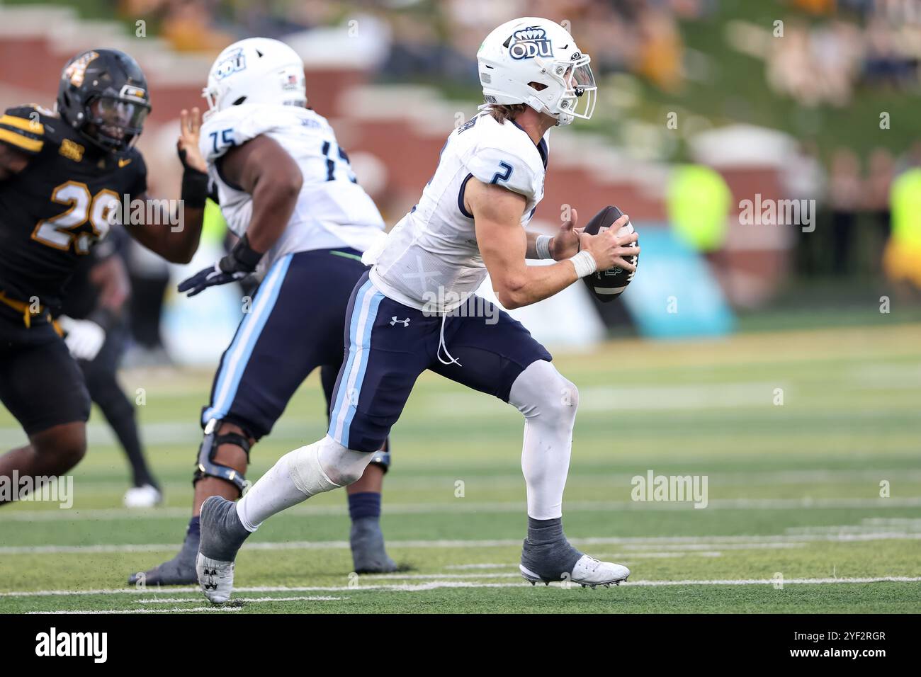 Boone, Carolina del Nord, Stati Uniti. 2 novembre 2024. Il quarterback dei Old Dominion Monarchs COLTON JOSEPH (2) sembra passare la palla durante il quarto quarto quarto della partita di football NCAA degli App State Mountaineers vs Old Dominion Monarchs al Kidd Brewer Stadium di Boone, North Carolina, il 2 novembre 2024. (Immagine di credito: © Cory Knowlton/ZUMA Press Wire) SOLO PER USO EDITORIALE! Non per USO commerciale! Crediti: ZUMA Press, Inc./Alamy Live News Foto Stock