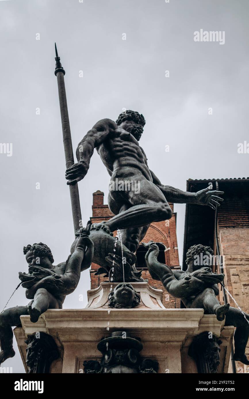 Bologna, Italia - 6 ottobre 2024: Fontana del Nettuno situata nell'omonima piazza, Piazza del Nettuno, a Bologna Foto Stock