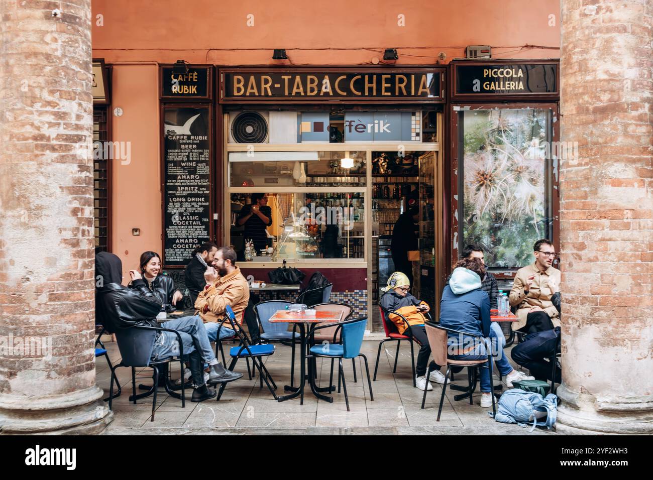 Bologna, Italia - 6 ottobre 2024: Persone su una terrazza di un caffè di strada a Bologna Foto Stock