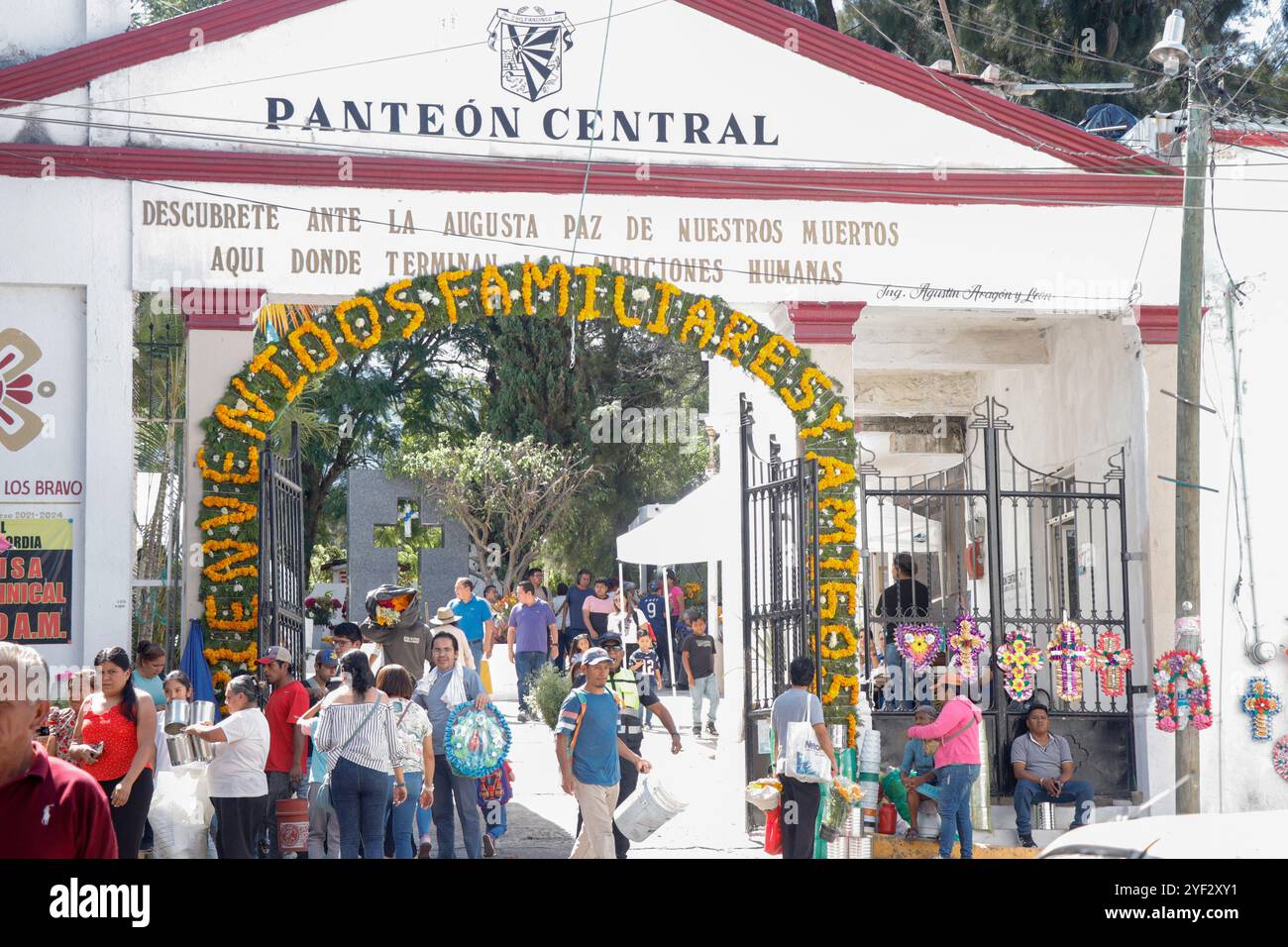 Chilpancingo, Guerrero, Messico. 2 novembre 2024. Centinaia di famiglie portano fiori, cibo, birra e musica alle tombe dei loro fedeli deceduti nel cimitero di Chilpancingo, Guerrero, il 2 novembre, che è il giorno della festa dei morti. (Immagine di credito: © David Juarez/ZUMA Press Wire) SOLO PER USO EDITORIALE! Non per USO commerciale! Crediti: ZUMA Press, Inc./Alamy Live News Foto Stock