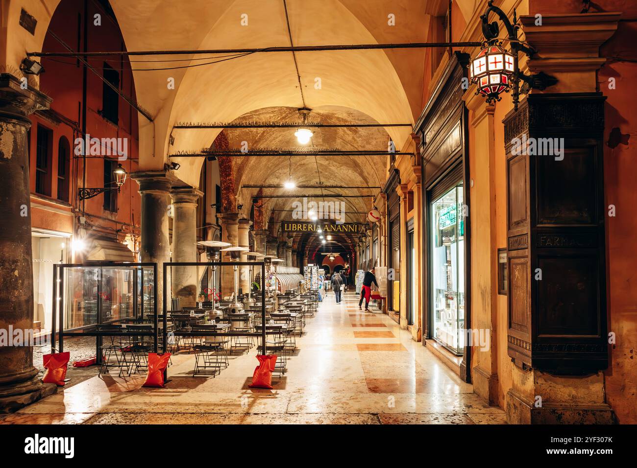 Bologna, Italia - 6 ottobre 2024: Strada e architettura nel centro di Bologna Foto Stock