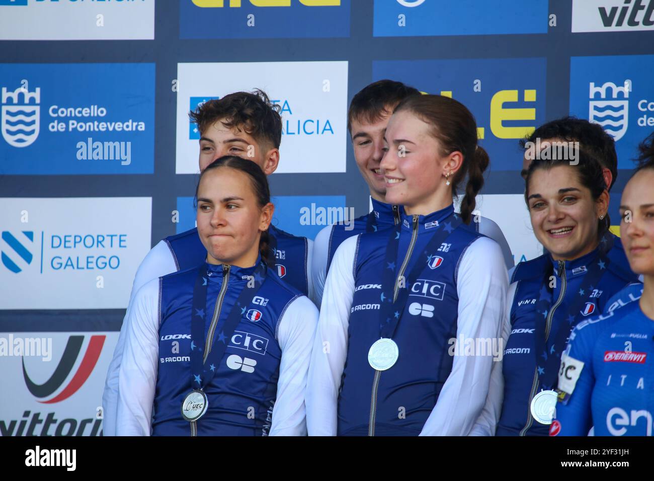 Pontevedra, Spagna. 2 novembre 2024. Ciclisti francesi con la medaglia d'argento durante la seconda giornata dei Campionati europei di ciclocross, il 2 novembre 2024, a Pontevedra, in Spagna. (Foto di Alberto Brevers/Pacific Press) credito: Pacific Press Media Production Corp./Alamy Live News Foto Stock